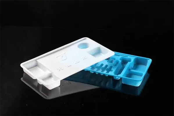 What is the Difference between Vacuum Forming and Compression Molding?